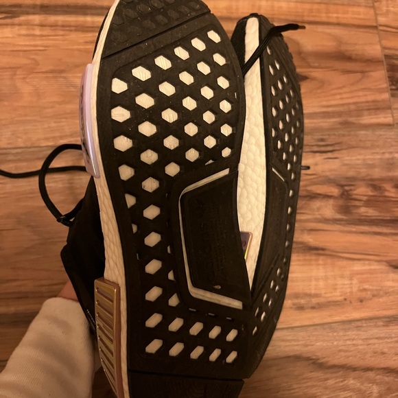 Women’s Adidas NMD R1 shoes - Picture 4 of 6
